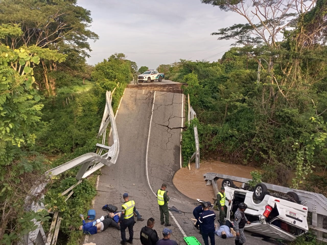 Colapso del puente en la carretera Falcón-Zulia deja un muerto y tres heridos (Fotos)