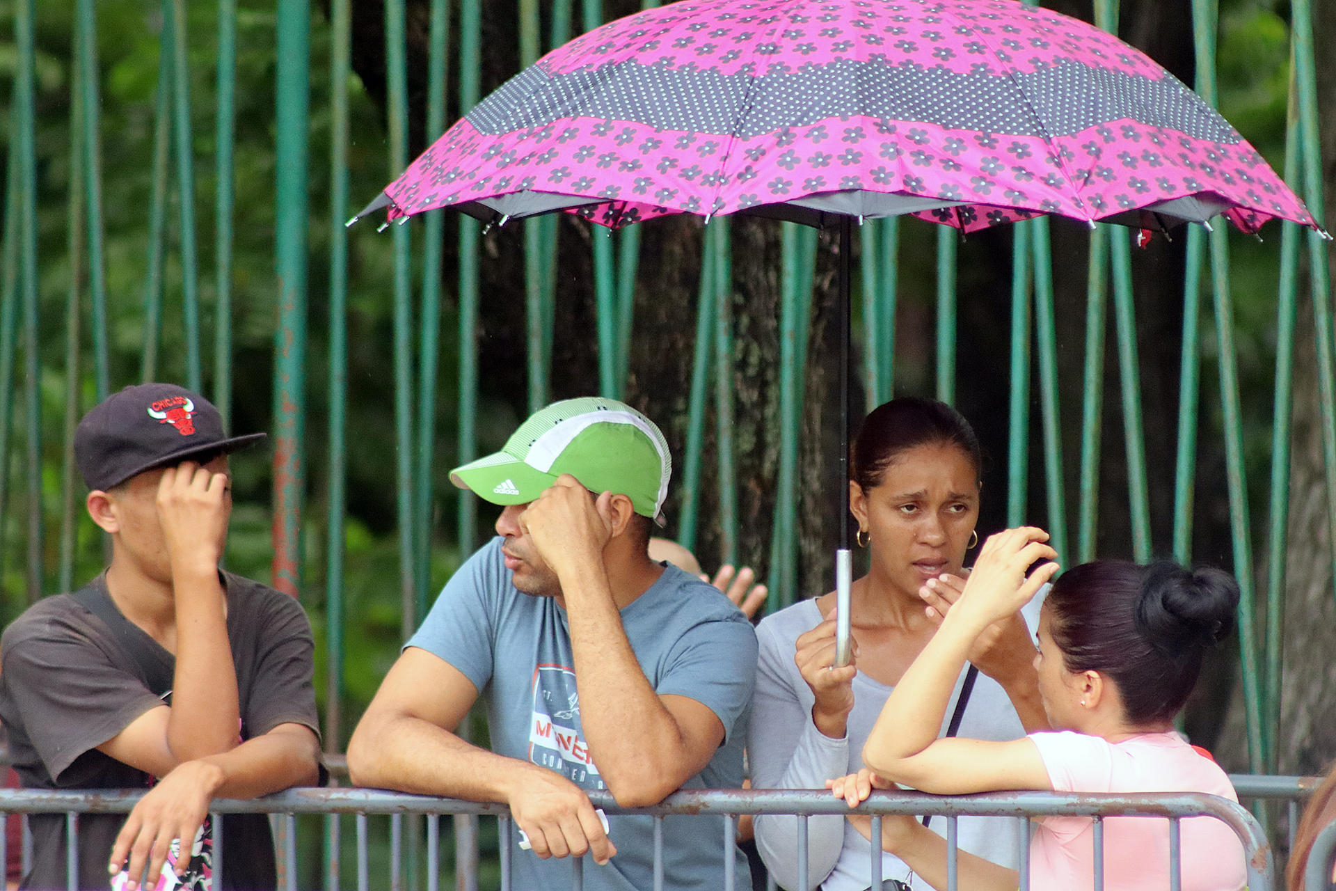 Migrantes venezolanos desafían la alerta de lluvias para cruzar la frontera de México