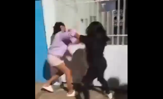 ¡Mordisco, patada y Kung-fu! La brutal pelea de dos mujeres en Anaco que se viralizó en las redes (VIDEO)