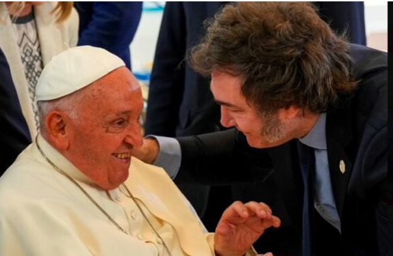 El papa Francisco y Milei se abrazan al encontrarse en la cumbre del G7 en Italia (Video)