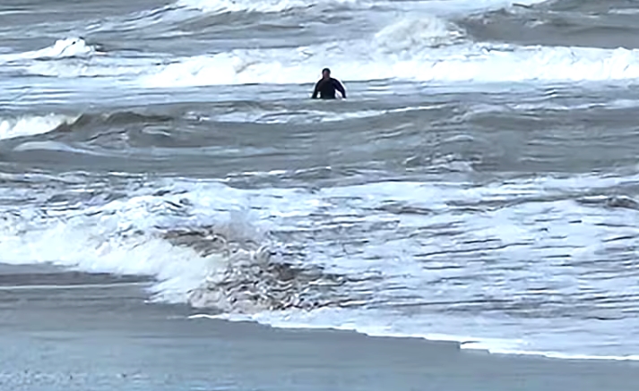 Ladrón “pescado”: se metió al mar para intentar escapar de la policía, pero se entregó porque el agua estaba helada (VIDEO)