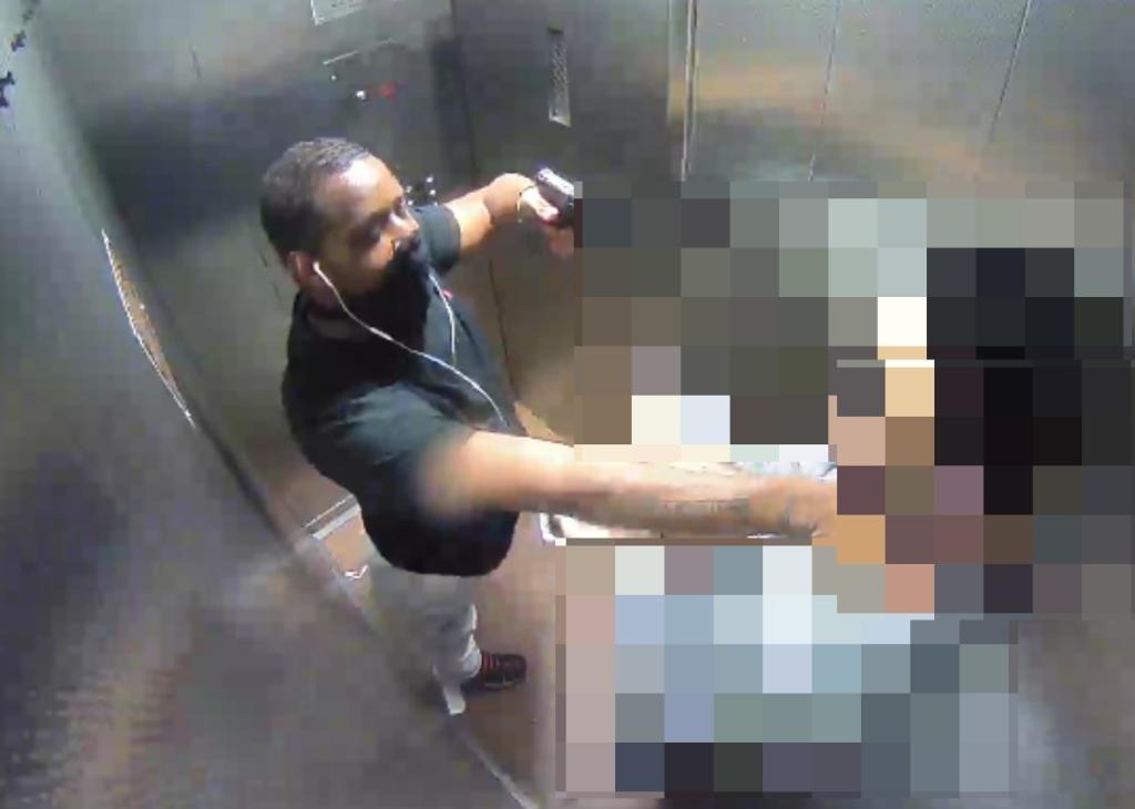VIDEO: ladrón enmascarado estrangula a un hombre a punta de pistola y lo roba dentro de un ascensor en Nueva York