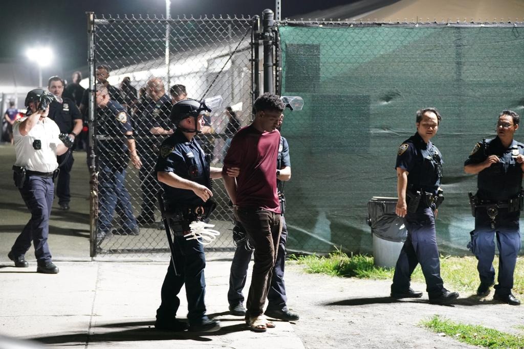 Se desató una feroz pelea en refugio de Nueva York entre grupos de inmigrantes tras sangriento apuñalamiento