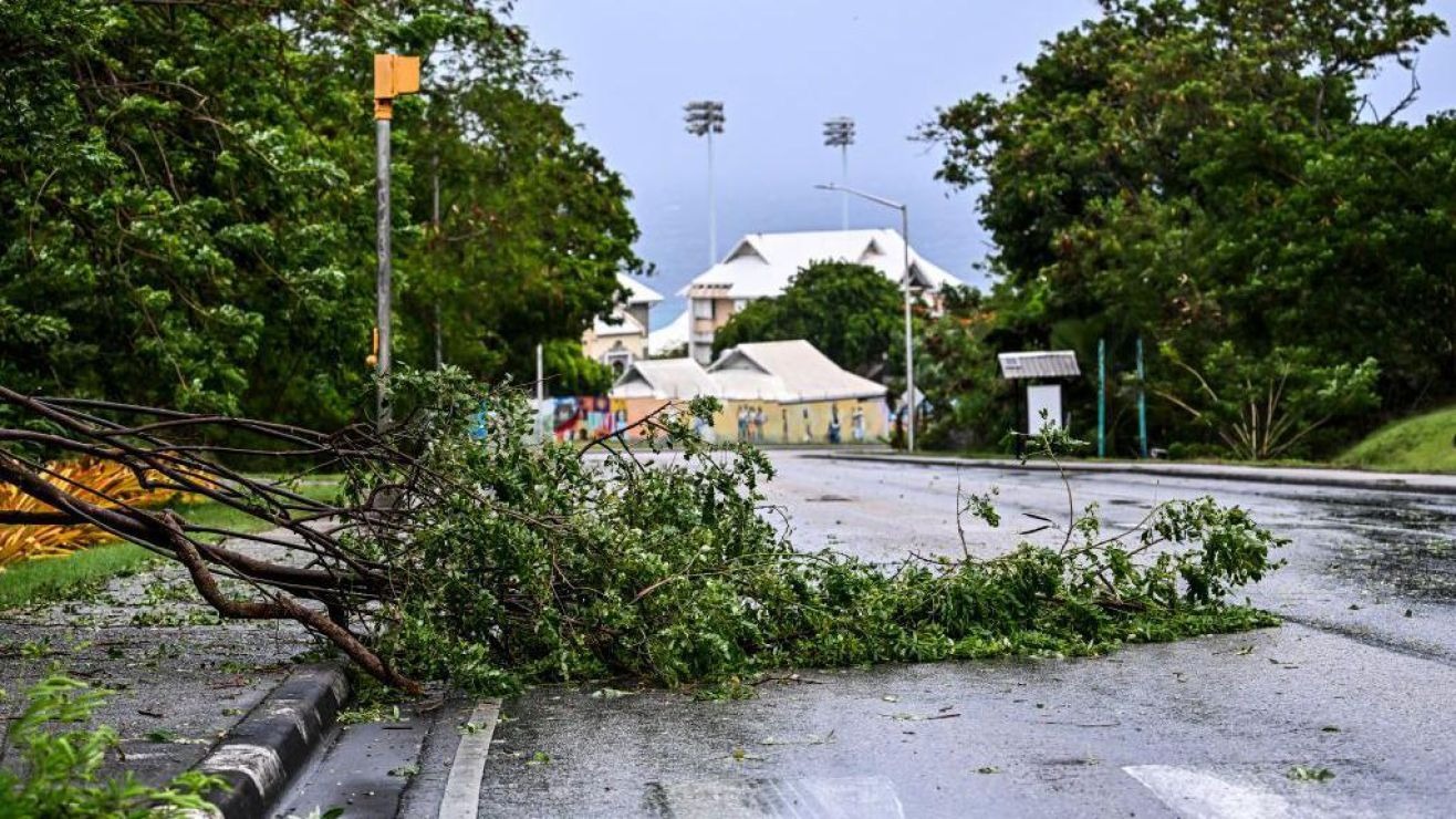 Más de 300 mil hogares siguen sin electricidad en Texas tras el paso de Beryl