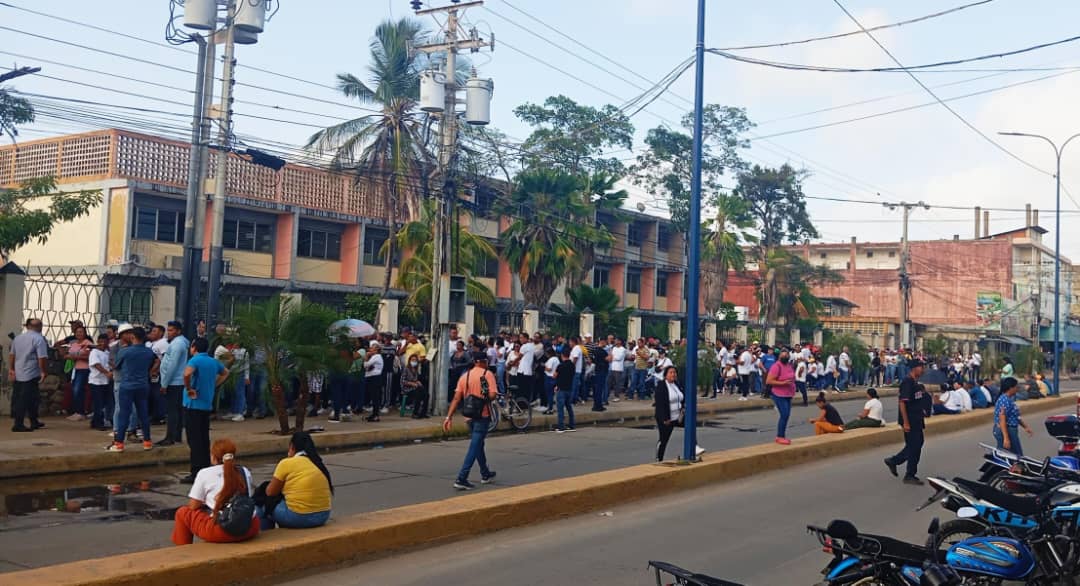 Denuncian entrega de bolsas de comida a votantes e impiden presencia de testigos para conteo de votos en centros de Paraguaná