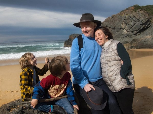 Julian Assange reaparece con una foto familiar en la playa